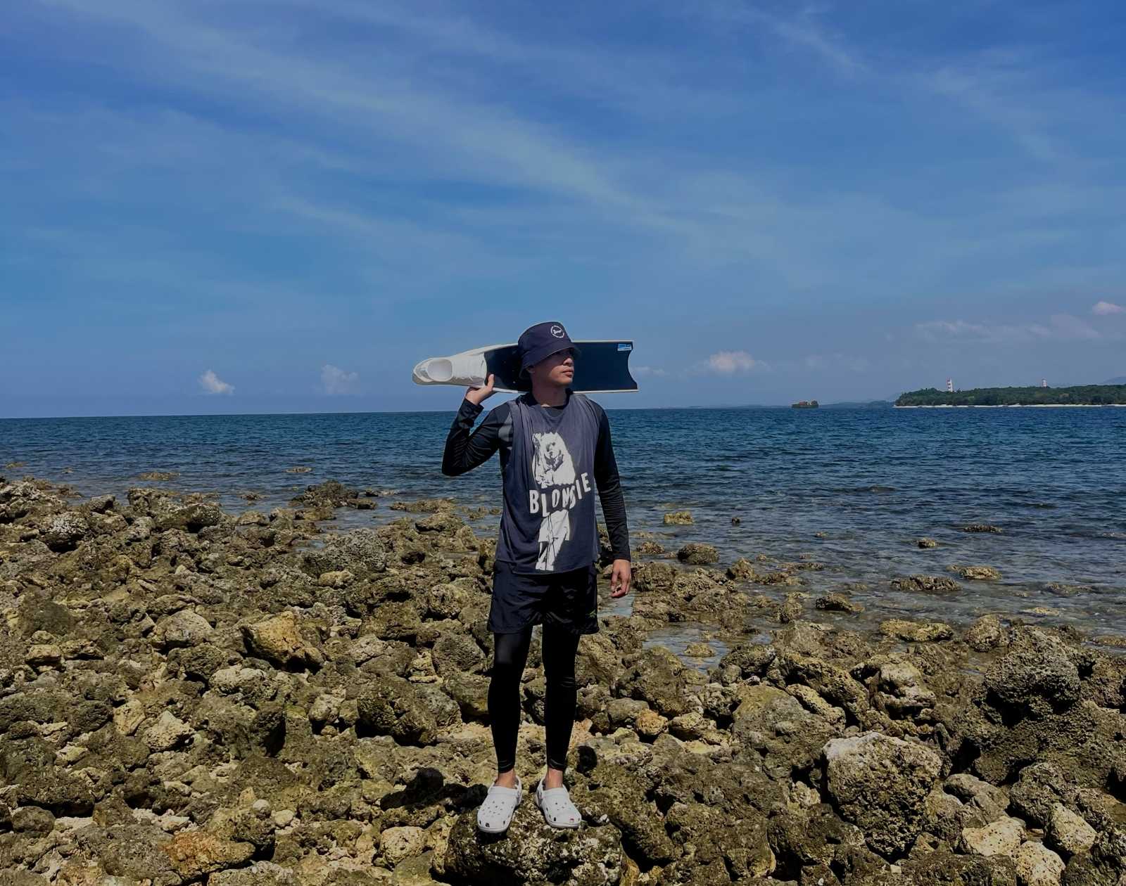 Froyows standing on a rocky island with his white long fins over his neck