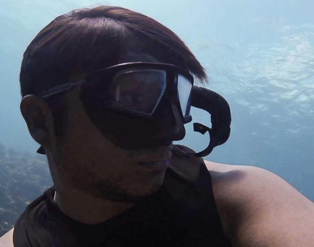 coach raymond (J) freediving wearing a black low volume mask